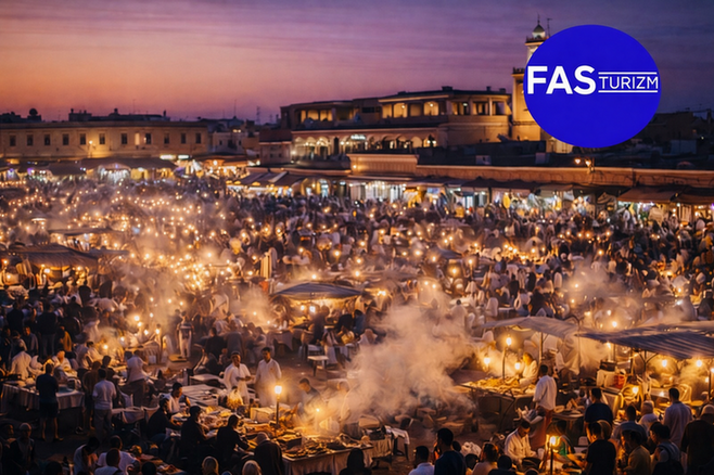 Marakeş Jemaa el-Fna Meydanı&rsquo;nda gece saatlerinde sokak yemekleri ve yoğun kalabalık atmosferi.