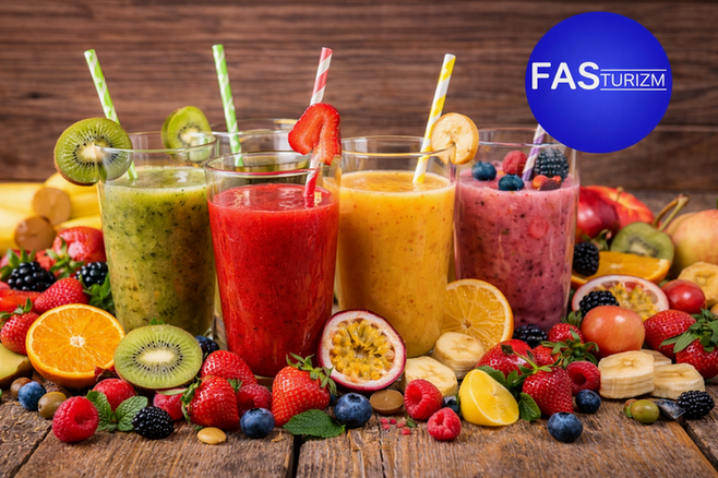 Taze sıkılmış portakal, &ccedil;ilek ve avokado smoothie i&ccedil;eren geleneksel Fas meyve suyu sunumu.