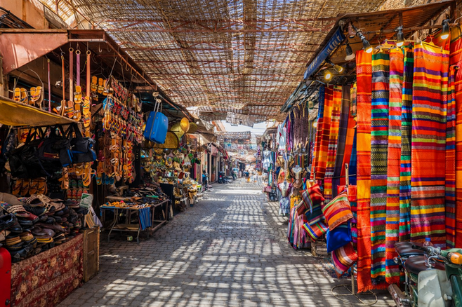 Marakeş çarşısı renkli tekstil ve el işi ürünler