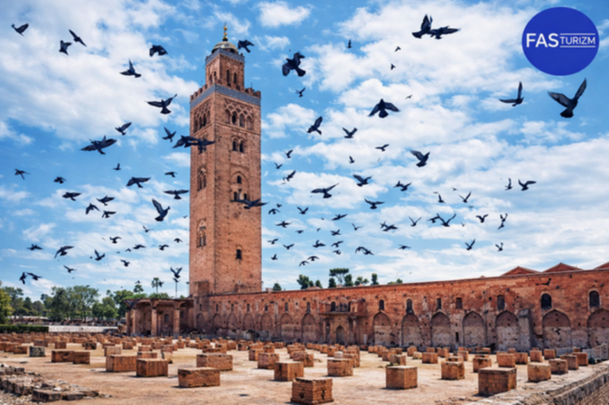 Marakeş’te yer alan Koutoubia Camii ve minaresi. Fas’ın en önemli tarihi ve dini yapılarından biri olan Koutoubia Camii’nin kuşlar eşliğinde çekilmiş, yüksek çözünürlüklü 4K görseli. Fasturizm özel içerik görselidir.