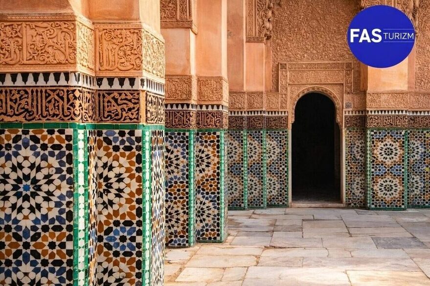 Marakeş&rsquo;te bulunan Ali Bin Yusuf Medresesi, 16. y&uuml;zyıl Fas İslam mimarisinin en zarif &ouml;rneklerinden biridir.